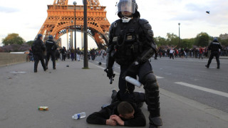 Ултраси подложиха Париж на терор
