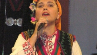 Солистка от "Филип Кутев" пее в "Колибри"