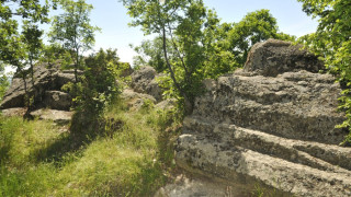 Часовникът под Асара насред златни мини