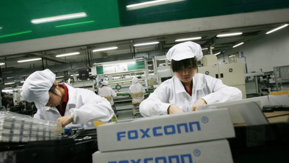 Още трима служители на Foxconn се самоубиха | StandartNews.com