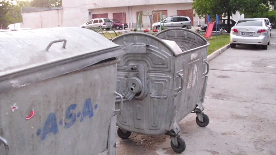 Съмнителни типове ровят боклука на областна управителка | StandartNews.com