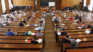 Зрелостничка атакува "Заточеници" със слушалка в ухото