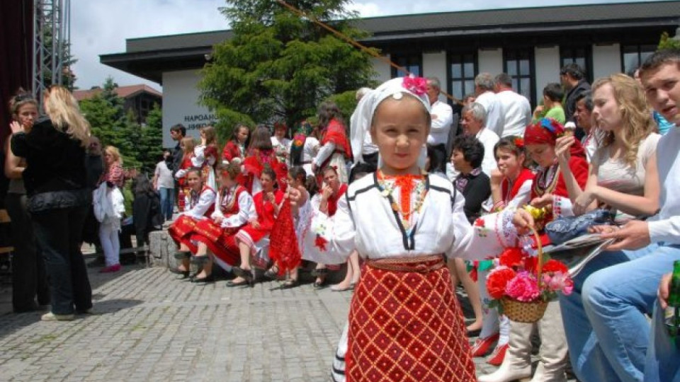 С песни, танци и гозби стартира летният сезон в Банско | StandartNews.com