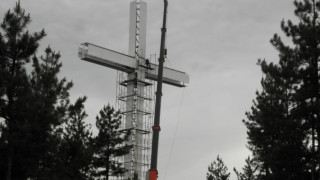 33-метров кръст се извиси над Благоевград