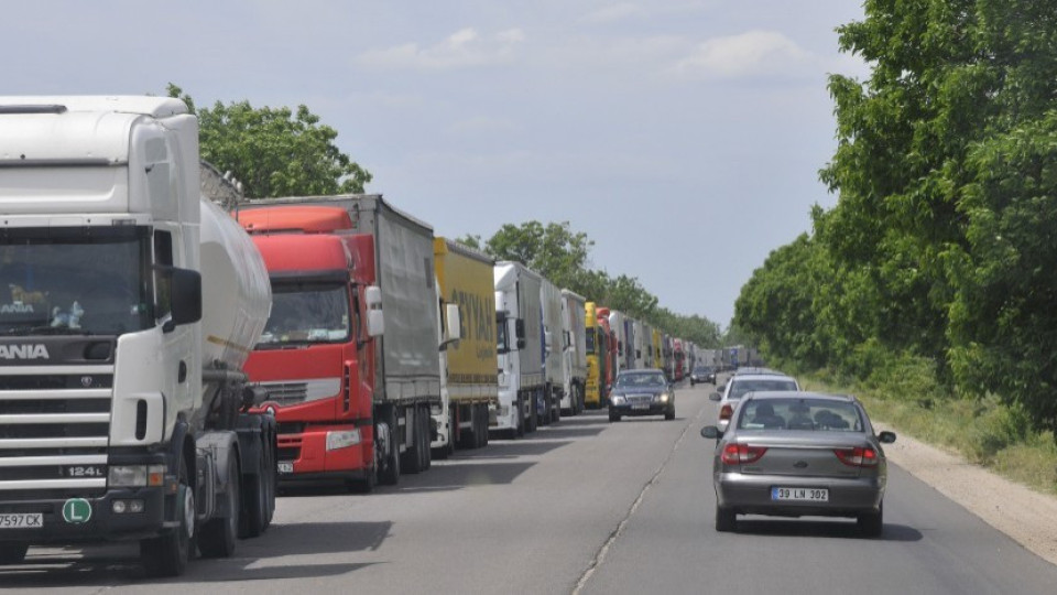 Блокираха камионите ни от север и от юг | StandartNews.com