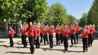 Роси Кирилова пее "Учителко, любима..." в Монтана