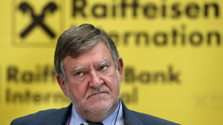 Шефът на Raiffeisen Bank International подаде оставка