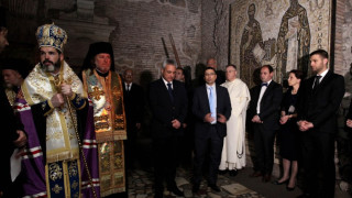Райков и делегацията ни поднесоха венци на гроба на Свети Кирил в Рим
