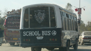 Деца загинаха при взрив на газова бутилка в училищен автобус