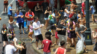 Щуро пръскане с вода събира малки и големи