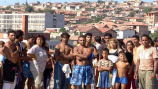 Стотици роми окупират кметството в Гърмен заради съборен молитвен дом
