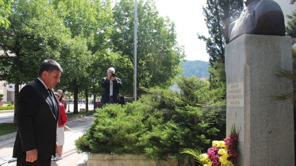 Отрупаха с цветя паметника на Македончето | StandartNews.com