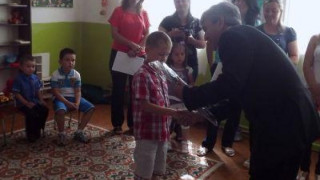 Кметът на Черноочене подари 72 раници по случай 1 юни