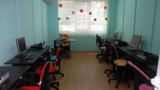 Деца от Дома в Брезово с компютърна зала за 1 юни