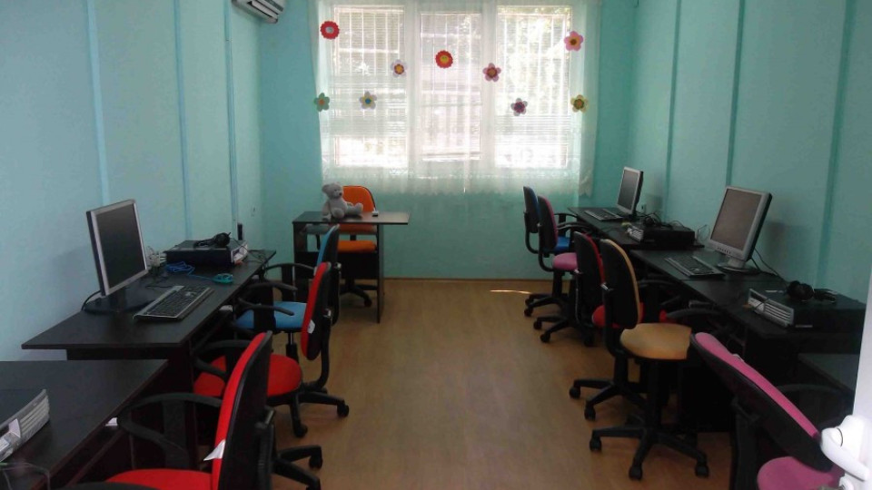 Деца от Дома в Брезово с компютърна зала за 1 юни | StandartNews.com