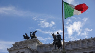 Италия спира парите за партиите