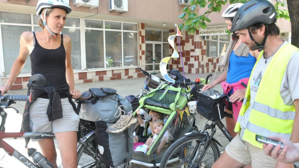 Семейство с деца стигна от Франция до Видин на велосипеди | StandartNews.com
