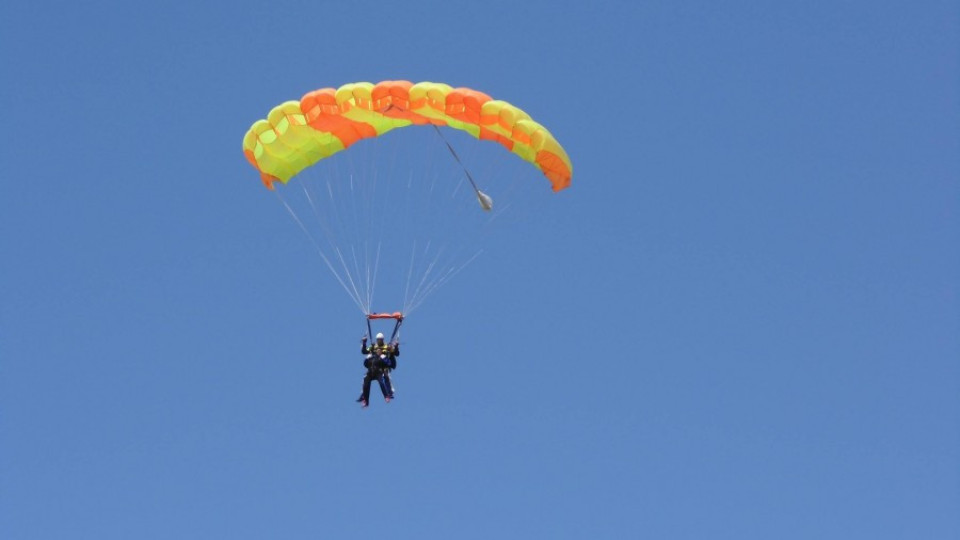 Баба полетя с парашут | StandartNews.com
