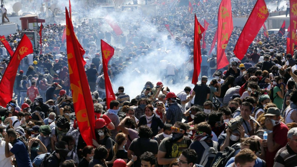 Турските протестиращи ликуват, полицията напусна „Таксим”  | StandartNews.com