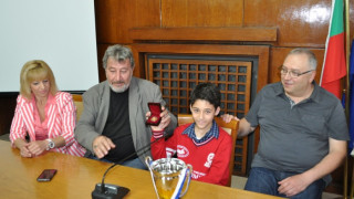 Бургас финансира шахматното чудо Цветан Стоянов