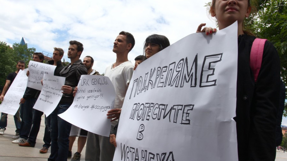 Турски студенти на пореден мирен протест в София | StandartNews.com