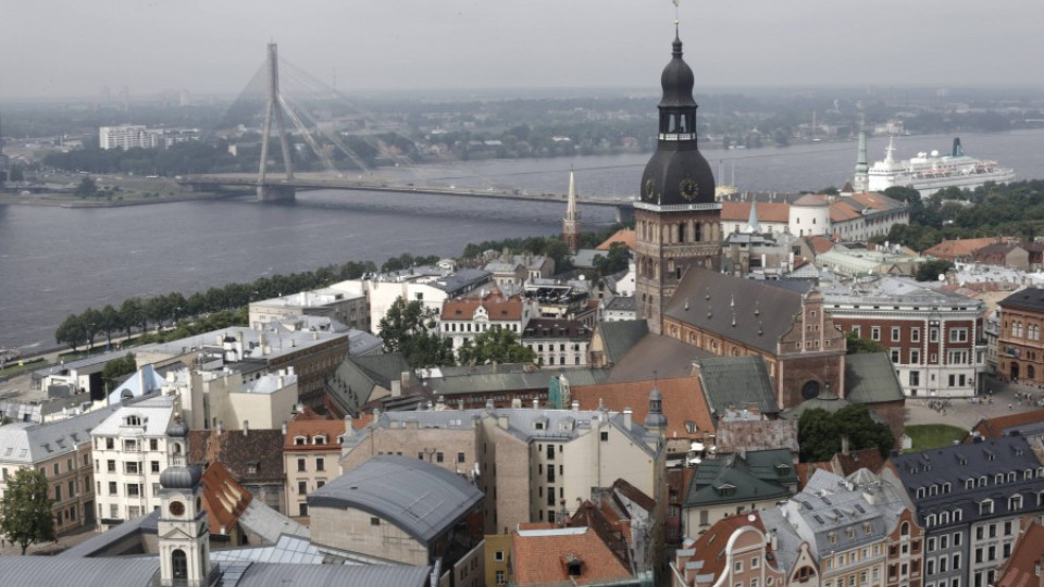 Латвия приема еврото от 2014 година | StandartNews.com
