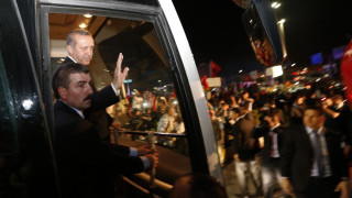 Ердоган се върна в Турция, посрещнаха го симпатизанти