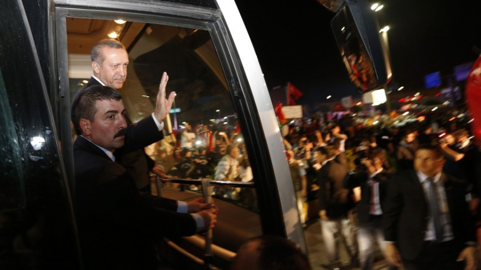 Ердоган се върна в Турция, посрещнаха го симпатизанти | StandartNews.com