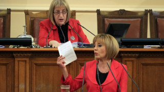 Цачева и Манолова спориха за работата на парламента