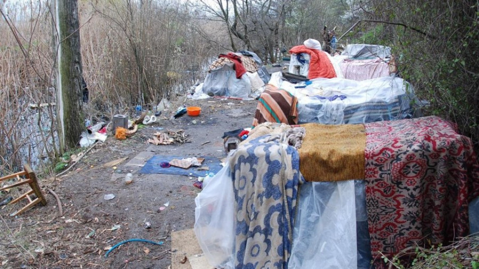 БГ полицаи помагат за разчистване на ромски лагер | StandartNews.com