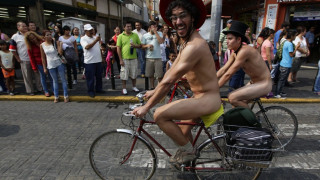 Голи велоактивисти протестират в Мексико