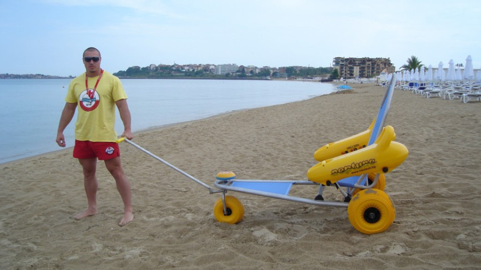 Плаващ стол за инвалиди на плажа в Слънчев бряг | StandartNews.com