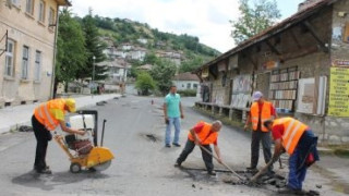 Ремонтират общински пътища в Ардинско 