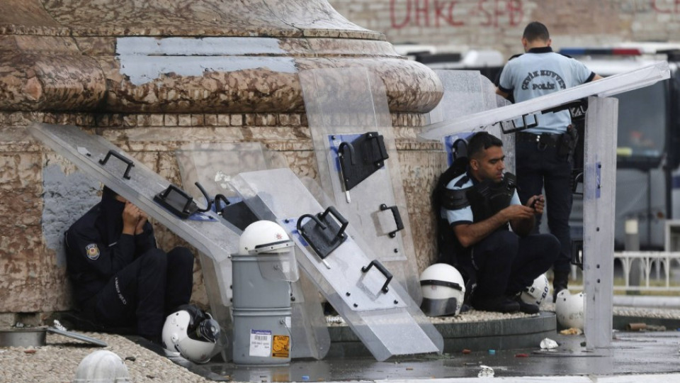 Полицаи играят футбол на "Таксим" | StandartNews.com
