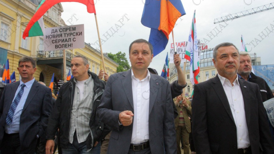 Валери Симеонов протестира пред ямболския съд | StandartNews.com