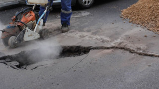 Огромни дупки в асфалта зейнаха в Овча купел 