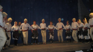 Сръбски танцьори пропаднаха на сцена в Белоградчик