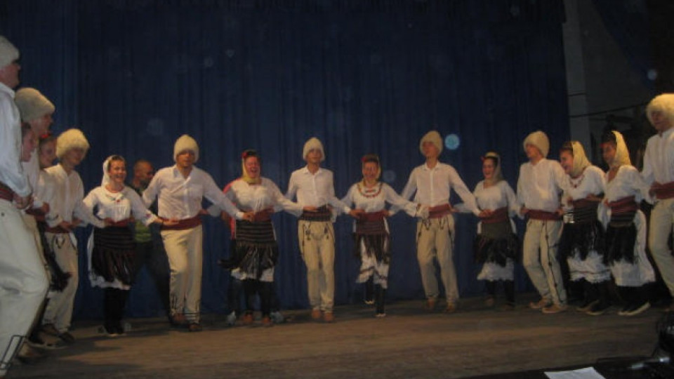 Сръбски танцьори пропаднаха на сцена в Белоградчик | StandartNews.com