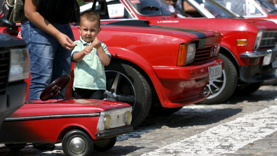 Изложение на ретро автомобили радва софиянци | StandartNews.com