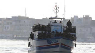Италианските власти спасиха десетки имигранти от потъващ кораб