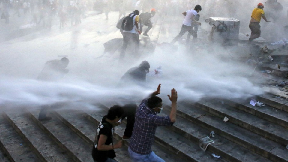 Гражданите в Турция отвръщат на удара на полицията | StandartNews.com