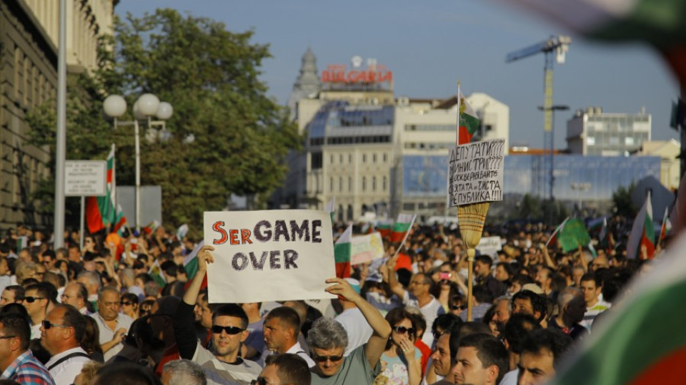 Хиляди отново протестират под прозорците на властта | StandartNews.com