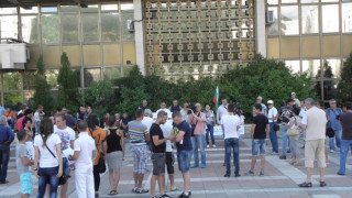 Граждани окупираха входа на областната управа в Благоевград