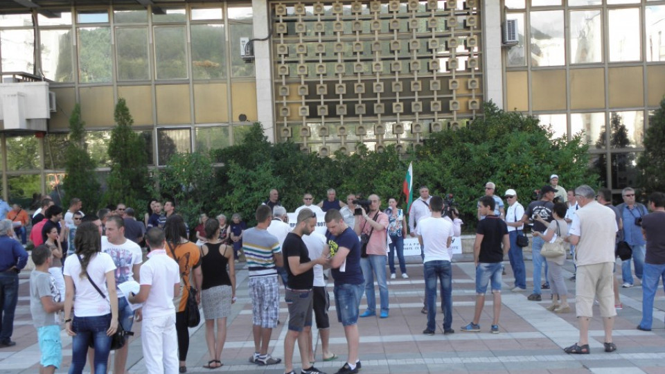 Граждани окупираха входа на областната управа в Благоевград | StandartNews.com