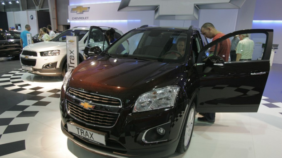 Купиха коли за 2 млн. на автосалона в София | StandartNews.com
