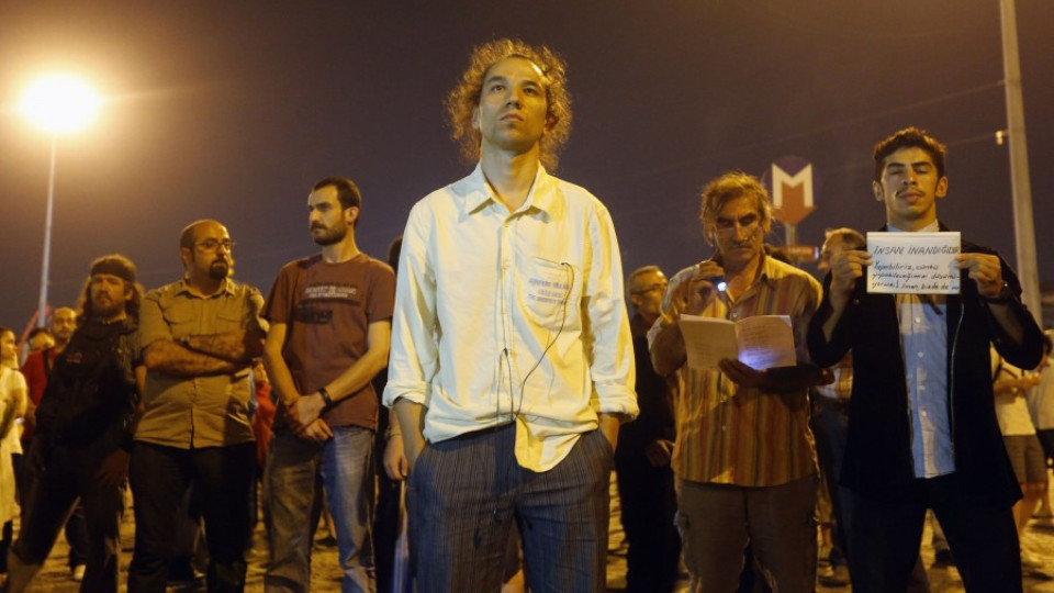 "Стоящ прав човек" е новата форма на протест в Турция | StandartNews.com