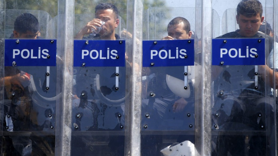 Близо 950 са задържаните в Турция, и насилие над журналисти  | StandartNews.com