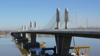 Колона от тирове запуши Дунав мост 2
