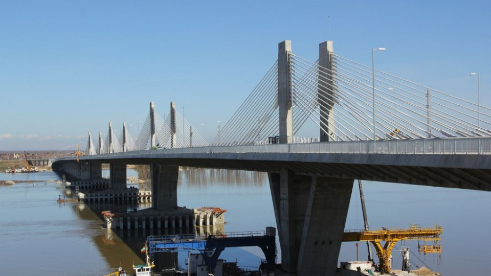 Колона от тирове запуши Дунав мост 2 | StandartNews.com