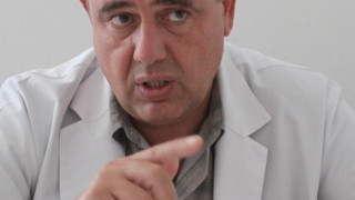 Д-р Николов спасява по две сърца на ден